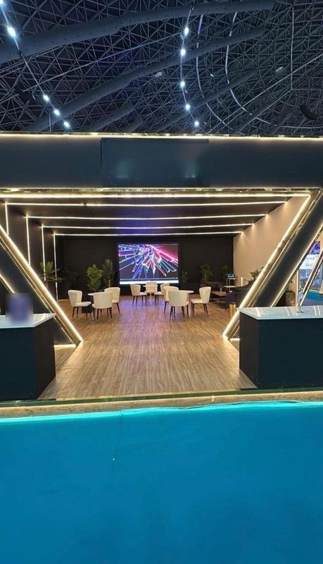 بوث بإضاءة خطية وجلسات